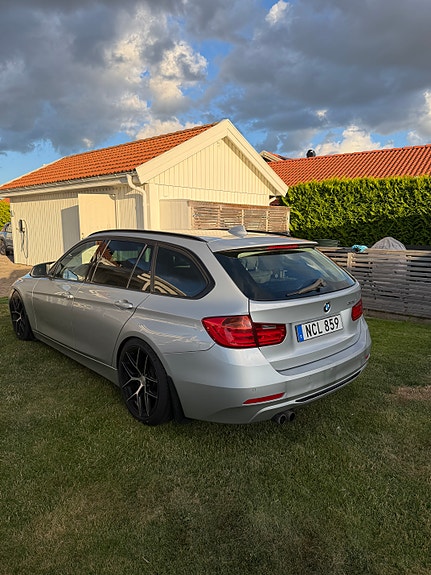 BMW 328i 4 of 5
