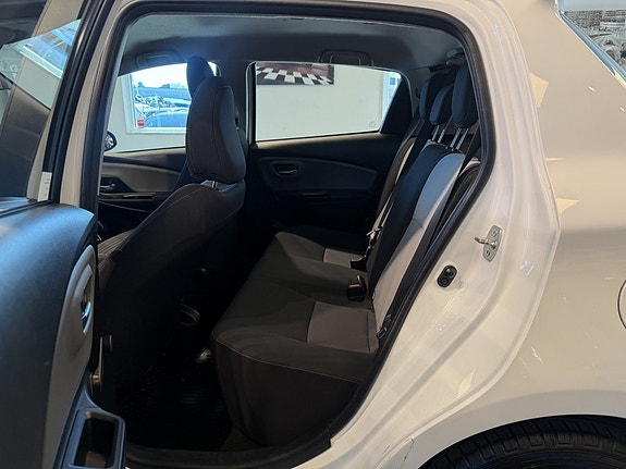 Toyota Yaris 21 of 26