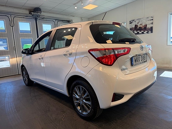 Toyota Yaris 3 of 26