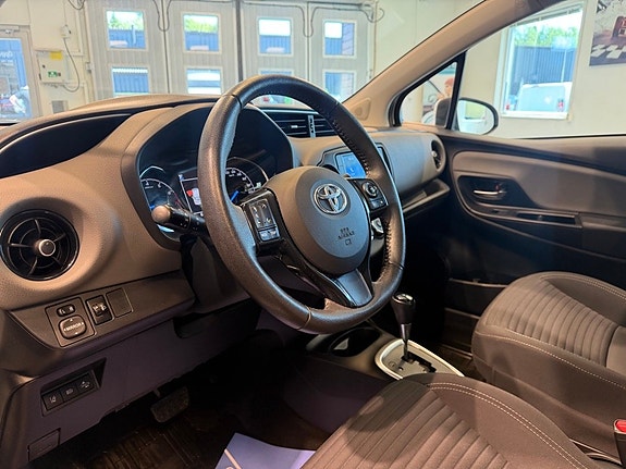 Toyota Yaris 7 of 26