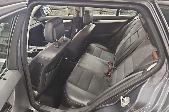 Mercedes-Benz C220 13 of 16