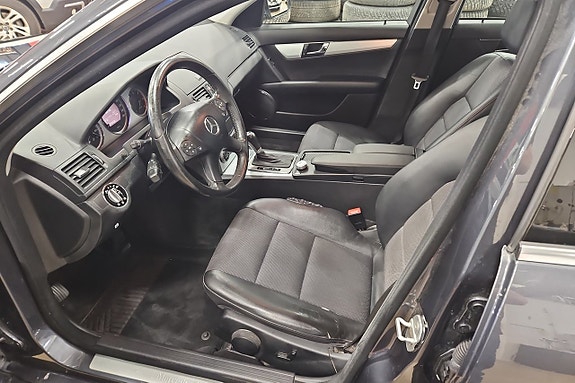 Mercedes-Benz C220 11 of 16