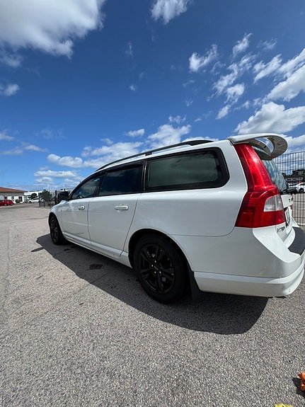Volvo V70 2 of 5