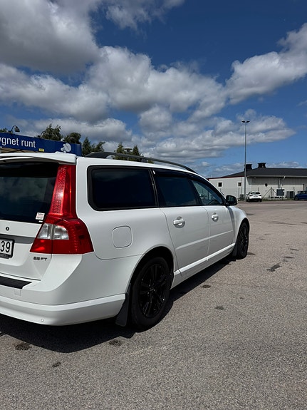 Volvo V70 3 of 5