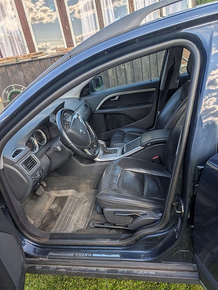 Volvo XC70 2 of 3