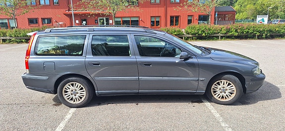 Volvo V70 2 of 5