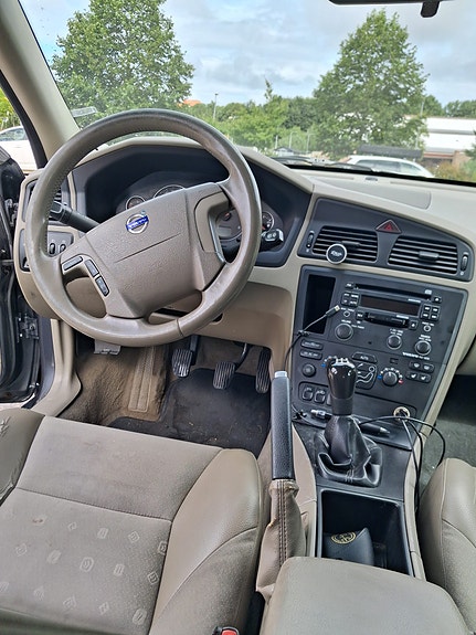 Volvo V70 3 of 5