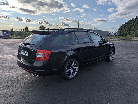 Skoda Octavia 2 of 5