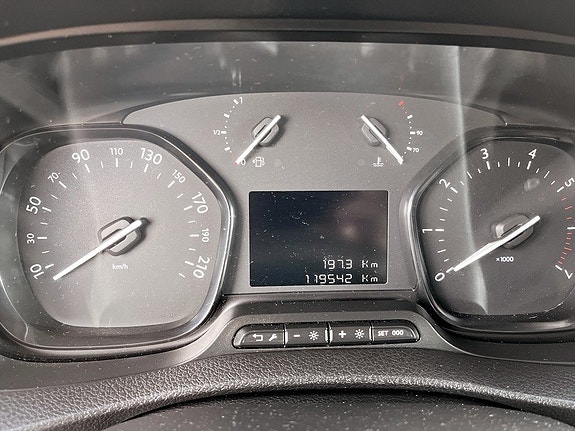 Peugeot Traveller 9 of 15