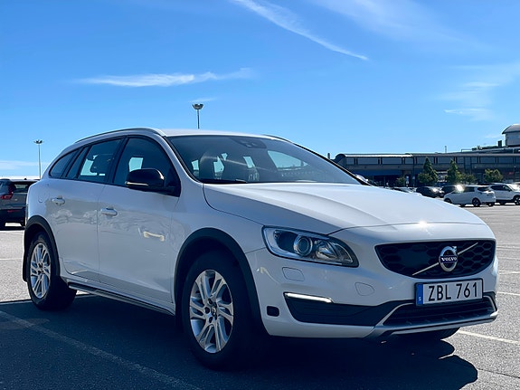 Volvo V60 Cross Country 2 of 12