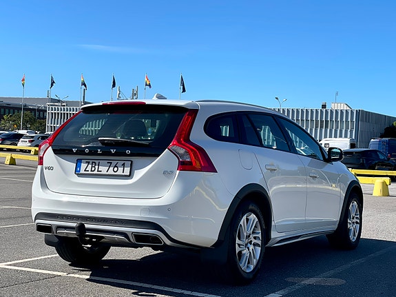 Volvo V60 Cross Country 3 of 12