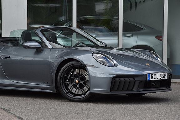 Porsche 911 Carrera GTS 3 of 5