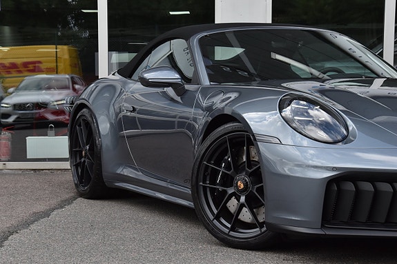 Porsche 911 Carrera GTS 9 of 30