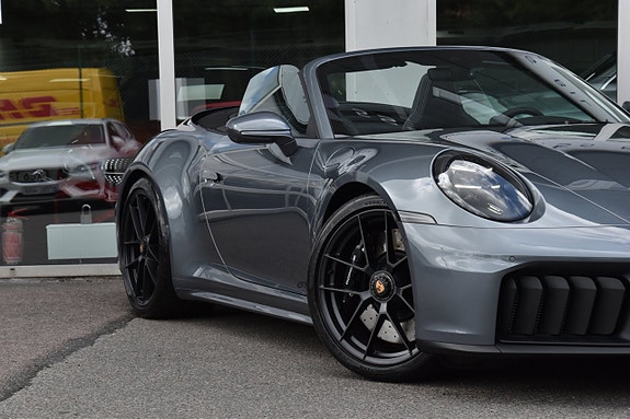 Porsche 911 Carrera GTS 4 of 5
