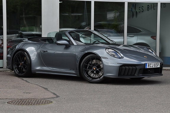 Porsche 911 Carrera GTS 2 of 5