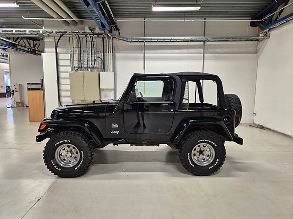 Jeep Wrangler 3 of 5