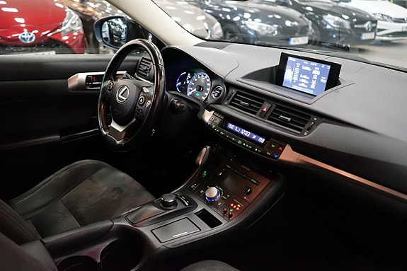 Lexus CT200h 8 of 13