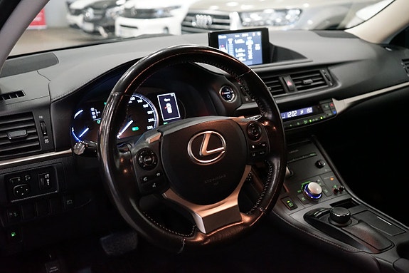 Lexus CT200h 9 of 13