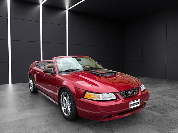 Ford Mustang 2 of 5