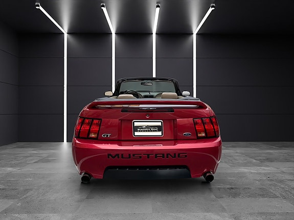 Ford Mustang 4 of 5