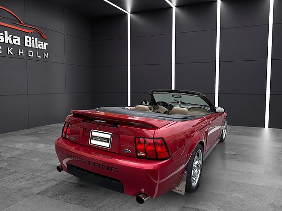 Ford Mustang 7 of 13