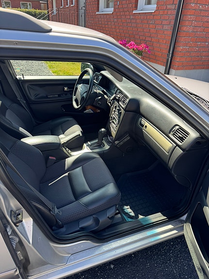 Volvo V70 4 of 5