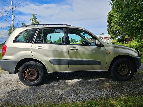 Toyota RAV4 3 of 5
