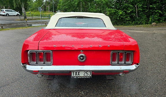 Ford Mustang 4 of 5