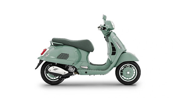 Vespa GTS 310 80th 2 of 5