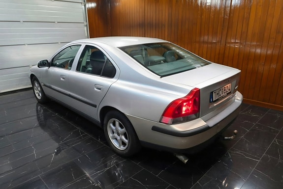 Volvo S60 4 of 5