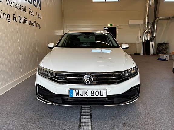Volkswagen Passat 2 of 5