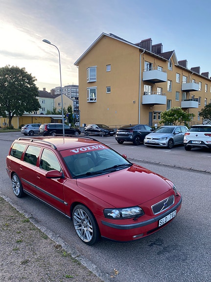 Volvo V70 2 of 4