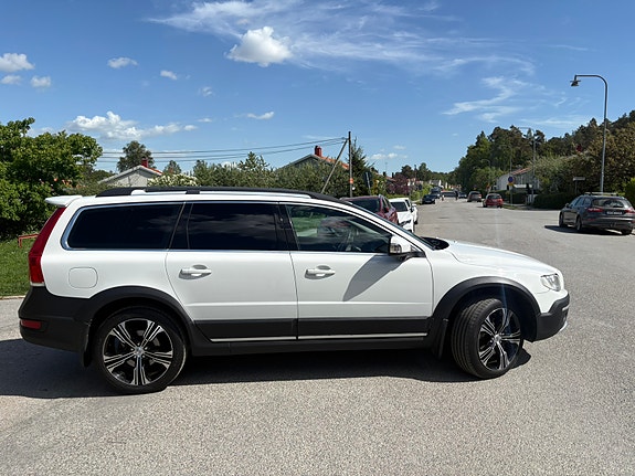 Volvo XC70 2 of 5