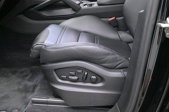 Porsche Cayenne 15 of 27
