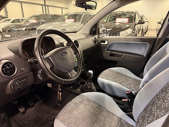 Ford Fusion 13 of 23