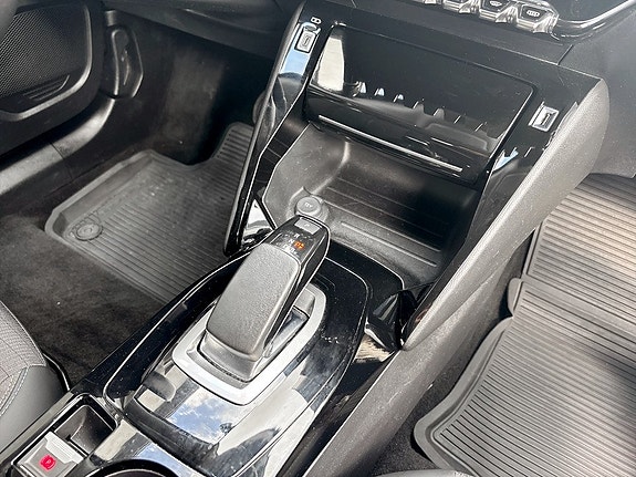 Peugeot e-2008 11 of 16