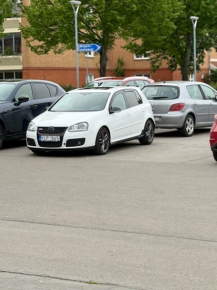Volkswagen Golf V 2 of 5