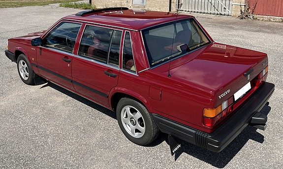 Volvo 740 2 of 5