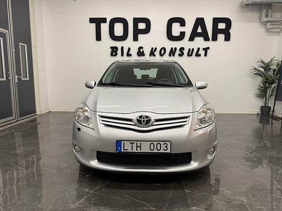 Toyota Auris 2 of 5