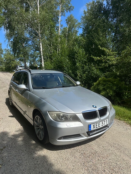 BMW 320i 3 of 3