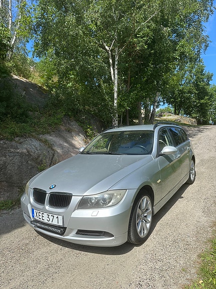 BMW 320i 2 of 3