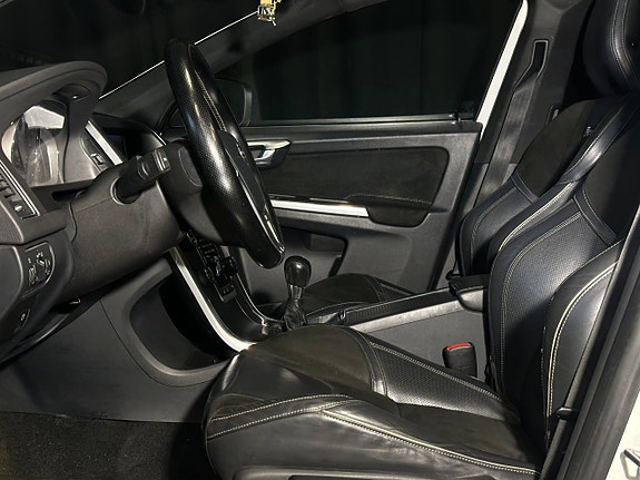 Volvo XC60 11 of 25