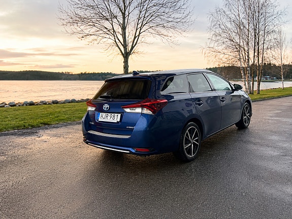 Toyota Auris 2 of 5