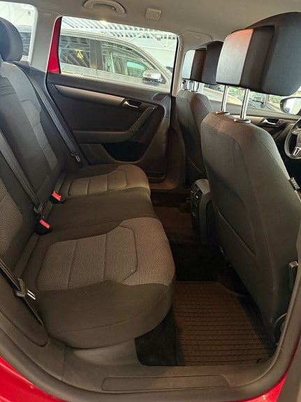 Volkswagen Passat 9 of 14