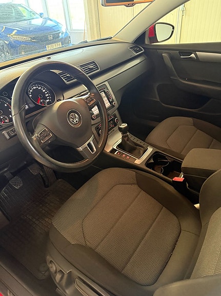 Volkswagen Passat 12 of 14