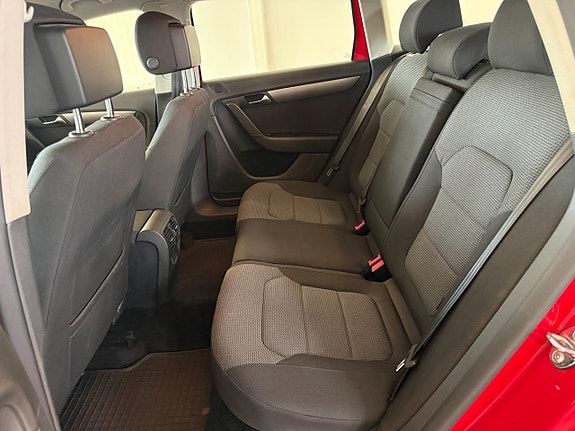 Volkswagen Passat 10 of 14
