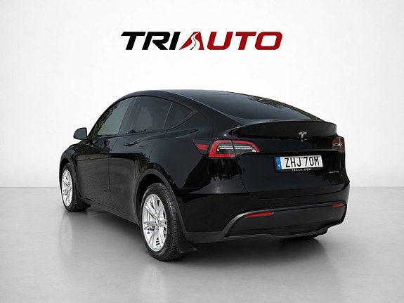 Tesla Model Y 4 of 5