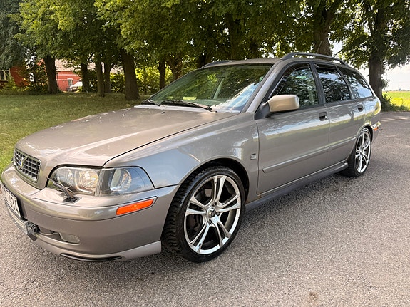 Volvo V40 2 of 4
