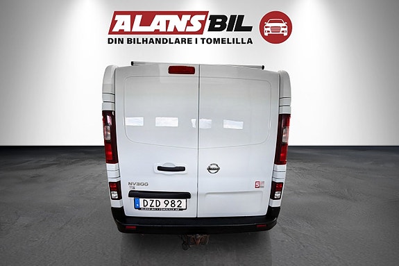 Nissan NV300 4 of 5