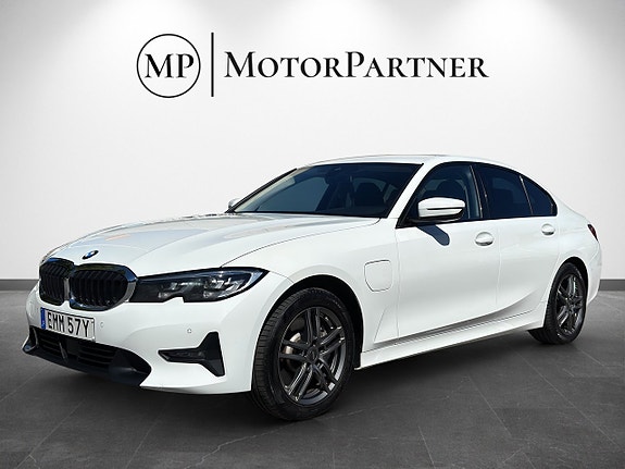 BMW 330e 3 of 5